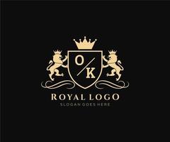 eerste OK brief leeuw Koninklijk luxe heraldisch, wapen logo sjabloon in vector kunst voor restaurant, royalty, boetiek, cafe, hotel, heraldisch, sieraden, mode en andere vector illustratie.