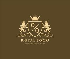 eerste oke brief leeuw Koninklijk luxe heraldisch, wapen logo sjabloon in vector kunst voor restaurant, royalty, boetiek, cafe, hotel, heraldisch, sieraden, mode en andere vector illustratie.