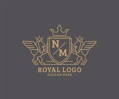 eerste nm brief leeuw Koninklijk luxe heraldisch, wapen logo sjabloon in vector kunst voor restaurant, royalty, boetiek, cafe, hotel, heraldisch, sieraden, mode en andere vector illustratie.