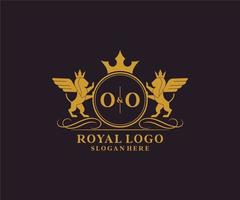 eerste ooo brief leeuw Koninklijk luxe heraldisch, wapen logo sjabloon in vector kunst voor restaurant, royalty, boetiek, cafe, hotel, heraldisch, sieraden, mode en andere vector illustratie.