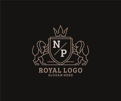 eerste np brief leeuw Koninklijk luxe logo sjabloon in vector kunst voor restaurant, royalty, boetiek, cafe, hotel, heraldisch, sieraden, mode en andere vector illustratie.