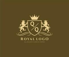 eerste qq brief leeuw Koninklijk luxe heraldisch, wapen logo sjabloon in vector kunst voor restaurant, royalty, boetiek, cafe, hotel, heraldisch, sieraden, mode en andere vector illustratie.