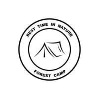 Woud kamp logo ontwerp, buitenshuis logo, avontuur logo sjabloon vector