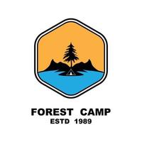 Woud kamp logo ontwerp, buitenshuis logo, avontuur logo sjabloon vector