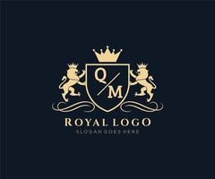 eerste qm brief leeuw Koninklijk luxe heraldisch, wapen logo sjabloon in vector kunst voor restaurant, royalty, boetiek, cafe, hotel, heraldisch, sieraden, mode en andere vector illustratie.