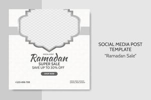 ramadan verkoop sociale media postsjabloon. webbanner adverteren met witte en grijze kleurstijl voor wenskaart, tegoedbon, islamitische gebeurtenis. vector