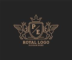 eerste pe brief leeuw Koninklijk luxe heraldisch, wapen logo sjabloon in vector kunst voor restaurant, royalty, boetiek, cafe, hotel, heraldisch, sieraden, mode en andere vector illustratie.