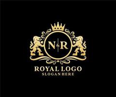 eerste nr brief leeuw Koninklijk luxe logo sjabloon in vector kunst voor restaurant, royalty, boetiek, cafe, hotel, heraldisch, sieraden, mode en andere vector illustratie.