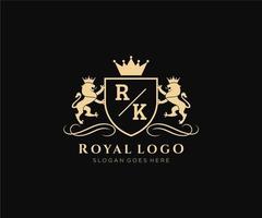 eerste rk brief leeuw Koninklijk luxe heraldisch, wapen logo sjabloon in vector kunst voor restaurant, royalty, boetiek, cafe, hotel, heraldisch, sieraden, mode en andere vector illustratie.