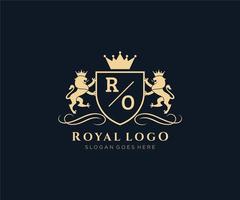 eerste ro brief leeuw Koninklijk luxe heraldisch, wapen logo sjabloon in vector kunst voor restaurant, royalty, boetiek, cafe, hotel, heraldisch, sieraden, mode en andere vector illustratie.