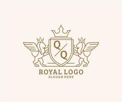 eerste qq brief leeuw Koninklijk luxe heraldisch, wapen logo sjabloon in vector kunst voor restaurant, royalty, boetiek, cafe, hotel, heraldisch, sieraden, mode en andere vector illustratie.