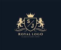 eerste sj brief leeuw Koninklijk luxe heraldisch, wapen logo sjabloon in vector kunst voor restaurant, royalty, boetiek, cafe, hotel, heraldisch, sieraden, mode en andere vector illustratie.