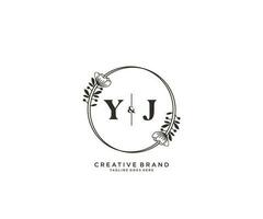 eerste yj brieven hand- getrokken vrouwelijk en bloemen botanisch logo geschikt voor spa salon huid haar- schoonheid winkel en kunstmatig bedrijf. vector