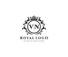 eerste vn brief luxueus merk logo sjabloon, voor restaurant, royalty, boetiek, cafe, hotel, heraldisch, sieraden, mode en andere vector illustratie.