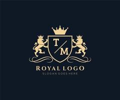 eerste tm brief leeuw Koninklijk luxe heraldisch, wapen logo sjabloon in vector kunst voor restaurant, royalty, boetiek, cafe, hotel, heraldisch, sieraden, mode en andere vector illustratie.