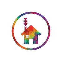 huis podcast logo ontwerp. microfoon en huis icoon. veelkleurig helling ontwerp. vector