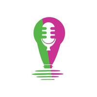 podcast microfoon en licht lamp vector logo ontwerp sjabloon. creatief podcast icoon.