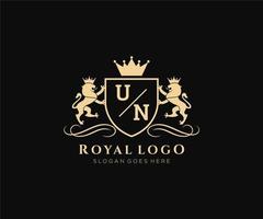 eerste un brief leeuw Koninklijk luxe heraldisch, wapen logo sjabloon in vector kunst voor restaurant, royalty, boetiek, cafe, hotel, heraldisch, sieraden, mode en andere vector illustratie.