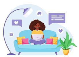 zwarte vrouw zittend op een bank en die op laptop werkt. freelancer, thuiskantoorconcept. vector illustratie