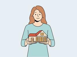 glimlachen vrouw Holding huis model- in handen. gelukkig vrouw echt landgoed middel met huis maquette adviseren onderhoud naar cliënt. onroerend goed en huur. vector illustratie.