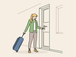 glimlachen vrouw met koffer Open deur met sleutel. gelukkig vrouw huurder of huurder met bagage slot deuren in huis of appartement. vector illustratie.