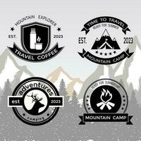vector van avontuur, berg, en kamp badges en etiketten verzameling