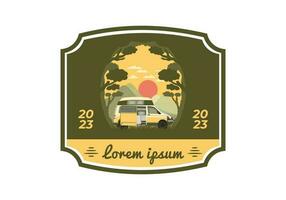 kleurrijk illustratie insigne van camper busje in natuur vector