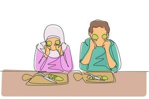 enkele lijntekening mooie arabische vrouw en haar knappe man houden plakjes komkommer vast en glimlachen tijdens het koken in een gezellige keuken. doorlopende lijn tekenen ontwerp grafische vectorillustratie vector