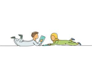 enkele lijntekening twee Arabische kinderen jongen en meisje lezen, leren en op de vloer liggen. thuis studeren. slimme studenten, onderwijs. doorlopende lijn tekenen ontwerp grafische vectorillustratie vector