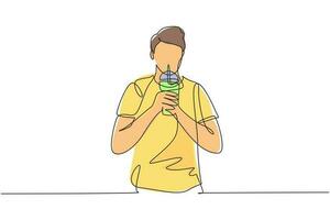 enkele lijntekening jonge knappe man houdt plastic beker vast en drinkt groene ijsthee met rietje. maak hem verfrissend in het zomerseizoen. moderne doorlopende lijn tekenen ontwerp grafische vectorillustratie vector