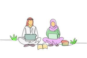 enkele een lijntekening arabisch paar met laptop samen zitten in het park. freelance, afstandsonderwijs, online cursussen, studieconcept. doorlopende lijn tekenen ontwerp grafische vectorillustratie vector