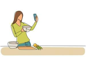 continu één lijntekening mooie huisvrouw die selfie neemt of videogesprek voert met haar smartphone terwijl ze verse salade kookt. gezond voedselconcept. enkele lijn ontwerp vector grafische afbeelding
