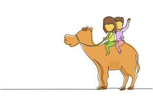 enkele lijntekening gelukkige kleine jongen en meisje die samen op een kameel rijden. kinderen zitten op bult kameel met zadel in de woestijn. kinderen leren kameel rijden. ononderbroken lijntekening ontwerp grafische vector