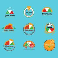 pizzeria logo's. reeks van vector badges met pizza, vol en plakjes Aan wijnoogst schoolbord achtergrond. etiketten voor trattoria, pizzeria, Italiaans keuken restaurant van cafe.