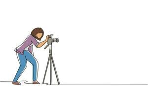 enkele doorlopende lijntekening superapparatuur vrouwelijke fotograaf, vrouw die camera's vasthoudt met staand statief, accessoires draagt om te fotograferen. één lijn tekenen ontwerp vectorillustratie vector