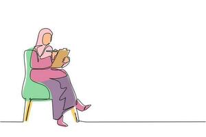 enkele een lijntekening Arabische zakenvrouw met klembord. vrouwelijke executive zitten in een fauteuil. vrouw die aantekeningen maakt. psychologisch consult. doorlopende lijn tekenen ontwerp grafische vectorillustratie vector