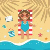 weinig meisje is aan het liegen Aan de strand en zonnen Aan handdoek in de schaduw van palm bomen Aan de strand. schattig weinig meisje Aan vakantie. zomer tijd, vakantie. vector illustratie.