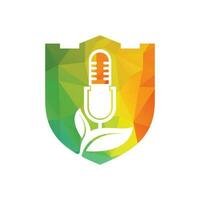 podcast blad natuur ecologie vector logo ontwerp. podcast talkshow-logo met microfoon en bladeren.