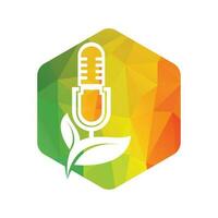 podcast blad natuur ecologie vector logo ontwerp. podcast talkshow-logo met microfoon en bladeren.