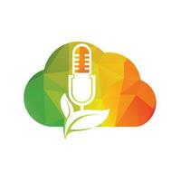 podcast blad natuur ecologie vector logo ontwerp. podcast talkshow-logo met microfoon en bladeren.