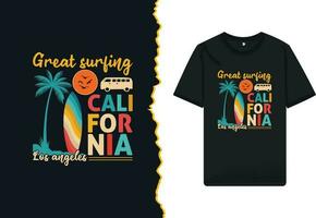 zomer Californië strand t-shirt ontwerp sjabloon. hoge kwaliteit ontwerp met een zon, palm boom, surfplank, en bus vector illustratie voor afdrukken Aan de shirt.