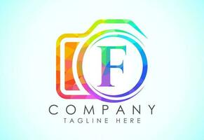 Engels alfabet f met een camera icoon. laag poly stijl logo voor fotografie bedrijf, en bedrijf identiteit vector