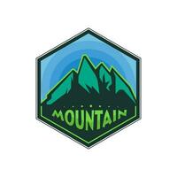 berg reizen emblemen. camping buitenshuis avontuur emblemen, badges en logo lappen. berg toerisme, hiking. Woud kamp etiketten in wijnoogst stijl vector