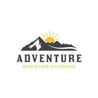 berg landschap wijnoogst logo met rotsen Bij zonsopkomst, zee en zon voor hipster avontuur op reis logo kan worden gebruikt bijhouden fietser kruis vector