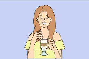 glimlachen jong vrouw drinken koffie van glas beker. gelukkig meisje genieten latte of cappuccino met rietje. vector illustratie.