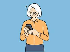 modern ouderen grootmoeder gebruik makend van mobiele telefoon. koel volwassen grootmoeder kijken Bij smartphone scherm Holding apparaatje surfing internetten. vector illustratie.