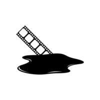 silhouet van de bloederig filmstrip teken voor film icoon symbool met genre verschrikking, thriller, bloed, sadistisch, spatten, slasher, mysterie, eng of halloween poster film film. vector illustratie