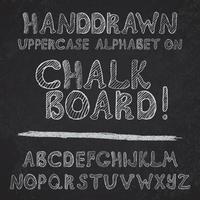 hand getekend alfabet ontwerp op krijtbord ruwe vector lettertype hoofdletters