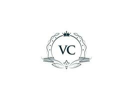 eerste vc logo brief ontwerp, minimaal Koninklijk kroon vc CV vrouwelijk logo symbool vector