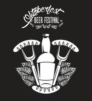oktoberfest viering festival poster met bierfles en worstjes in vorken vector